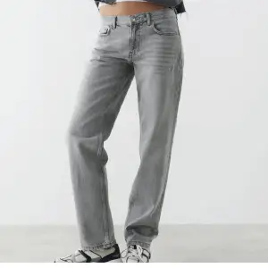 Grå raka midwaist jeans. Har använts ganska mycket men sparsamt så det finns inga defekter. Nypris 500kr säljer för 300kr