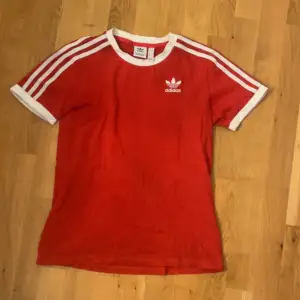 Jag säljer denna adidas t-shirten. Den är i storlek S/xs skulle jag säga. Jag köpte den på adidas butiken i Italien så storleken står inte på svenska 