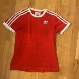 Adidas t-shirt - Jag säljer denna adidas t-shirten. Den är i storlek S/xs skulle jag säga. Jag köpte den på adidas butiken i Italien så storleken står inte på svenska 