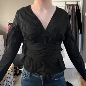 Svart blus  - Använd fåtal gånger. Köpt för länge sedan på NA-KD.💓💓
