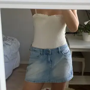 Bodyn är i nyskick. Passar perfekt till sommaren och till så många outfits!  Följ för liknande plagg  inom kort🤍 (säljer hela outfiten)