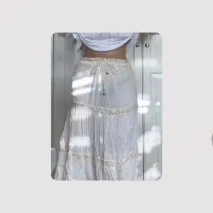 intressekoll på min vita kjol. köpte i london för typ 2 år sen second hand. passar som en sommarkjol eller strandkjol. den är någorlunda genomskinlig men finns underkjolar att köpa billigt!🩷