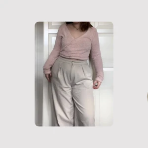 omlott topp - rosa fluffig och jättemysig omlottopp! inte jättemycket använd och säljer för den inte kommer till användning