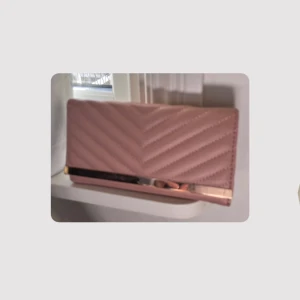 väska - perfekt för er som har bal i år! får plats mobil, leg och kanske ett litet läppglans. köpte för flera år sen men kommer inte ihåg var. den är knappt använd!🩷