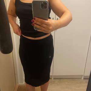 Säljer denna tajta kjolen från Zara som är köpt här på plick. 