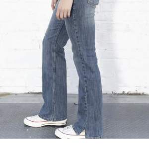 ❗️Kan sälja direkt för 400 kr❗️Säljer nu dessa super populära och helt slutsålda jeans ifrån Brandy Melville då de tyvärr inte längre passar mig. De är endast använda ett fåtal gånger och vid snabba affär kan jag gå ner i pris💕Köptes in för 500kr