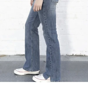 Brandy Melville jeans - ❗️Kan sälja direkt för 300 kr❗️Säljer nu dessa super populära och helt slutsålda jeans ifrån Brandy Melville då de tyvärr inte längre passar mig. De är endast använda ett fåtal gånger och vid snabba affär kan jag gå ner i pris💕Köptes in för 500kr