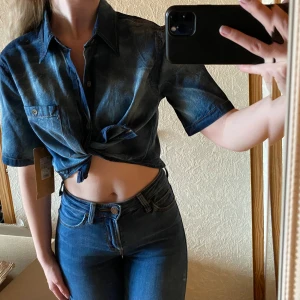 Jeans topp  - Topp i jeans tyg, går att ha vanligt samt knyta den. Helt ny med prislapp kvar! Djur och rökfritt hem! 