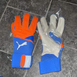 Jättesköna målvaktshandskar, använda en träning bara, säljer dessa handskar eftersom jag har bytt position. 10/10 skick. Pris går att diskuteras 