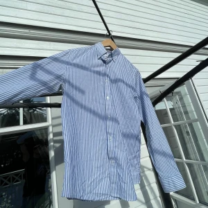 Sommrig skjorta - Skjorta från selected homme. I storlek s. Fint skick använd några få gånger bara. Perfekt för vååren/sommaren