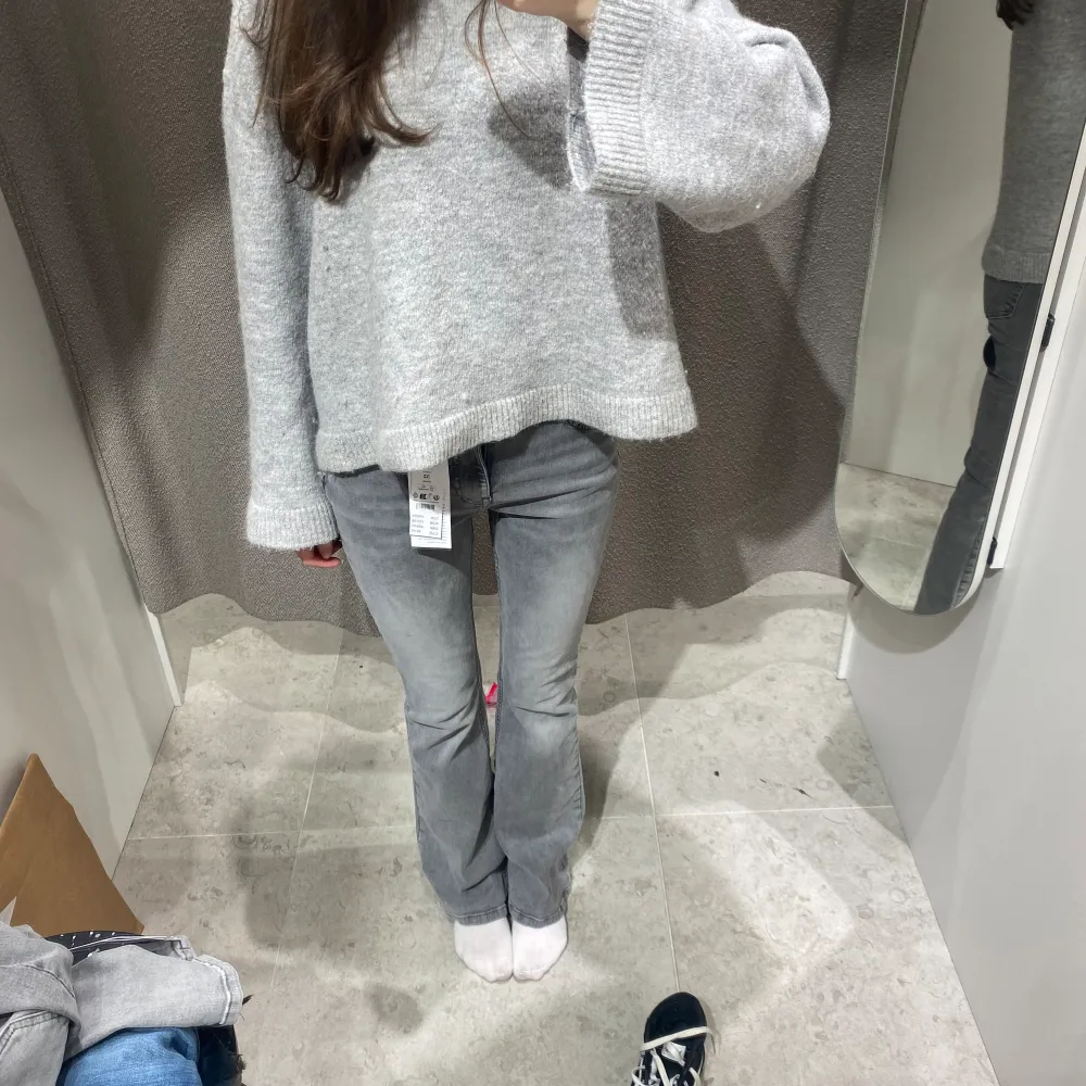 Superfina low waist bootcut jeans från Gina, har bara använt dom ett få tal gånger. Dom har inga defekter eller liknande💘💘 original pris är 500kr. Farkut & Housut.