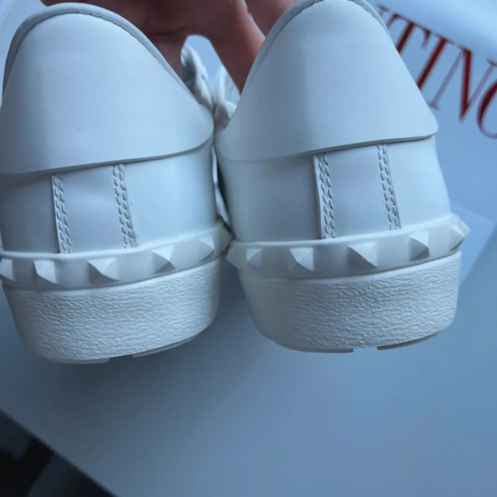 Helt nya Valentino open sneakers, fick dom som födelsedags present men var för små | Perfekt skick | Storlek 42 | Nypris: 6499 | Ingår: Dustbag | Hör av dig vid minsta fråga eller funderingar📩. Skor.