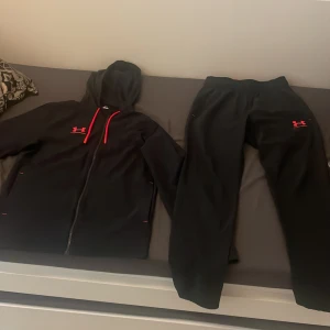 Under armour Tracksuit - Under armour Tracksuit stl S men passar även M jätte bra, säljer pga lite stor på mig och inte min stil längre, använd några gånger så den är i jätte bra skick.