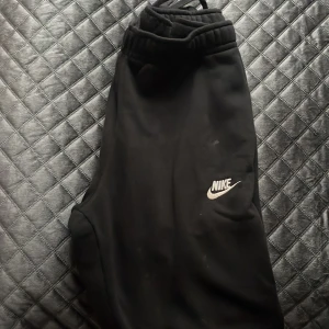 Nike byxor - Ganska stora så passar även m