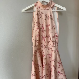 Klänning med öppen rygg  - Längd: mitt på låret 