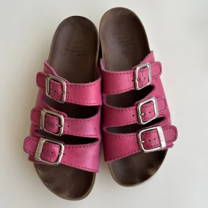 Scholl tofflor  - Tofflor från Scholl i storlek 41 men jag tycker att de är som 40. Använt skick☺️