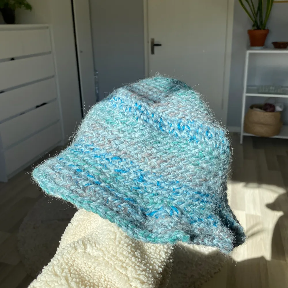 Hatt som jag virkat själv, perfekt till sommaren! Jag har ganska stort huvud, ca 58cm i omkrets och den passar mig!  . Accessoarer.