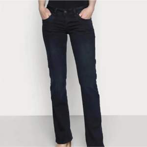Mörkblå/svarta ltb jeans modell valerie, använda enstaka gånger så är i nyskick, nypris 915kr💗pris kan diskuteras,Midjemått 36 cm rakt över och innebenslängden är 78cm
