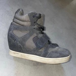 Isabel Marant skor - Skitsnygga klackskor sneakers, i storlek 39 men passar 38. Liknar isabel marants jätte mycket. 💞💞💞💞  Dem är grå/beige