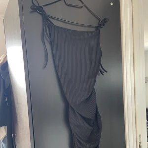 Festklänning - Superfin ribbad klänning från boohoo. Dragsko på båda sidor och knyt på axelbanden och nedtill som går att reglera. Den kramar om kroppen väldigt fint! Aldrig använd 
