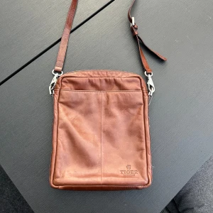 Brun axelrämsväska - Aldrig använd och har därav inga defekter!  Den har ett justerbart axelband som även går att plocka bort, äkta märke på väskan!☺️