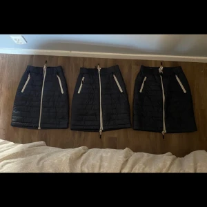 tre rid kjolar - tre stycken lika dana marinblå ridkjolar i tre olika storlekar 🩵 en i strl. 134/140, en i strl. 146/152, en i strl. 158/164 💘 alla tre för 200kr 