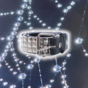 Nit bälte - Bälte med nitar!! Fint skick, går med det mesta :)) Storlek 90👽 