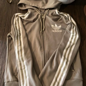 adidas zipup - jättefin och skön adidas zipup, aldrig kommit till användning. som ny. skriv för frågor 💕💕