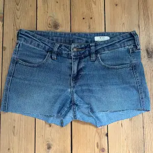 bra skick, köpta från hm på 00 talet klippta till shorts från jeans! säljer pga att dom it passar!!