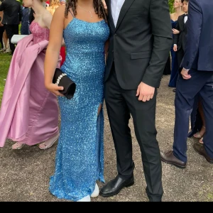 Balklänning  - Säljer nu min balklänning, vill nästan inte sälja den för den är så fin men kommer inte andvända den:( vadderat i fram och slits på sidan. Lång så går att sy upp om man inte vill ha släp❤️ pris går att diskutera så skriv bara Stretchbar 