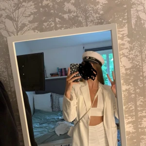 Topp / kjol - Använt vid 1 tillfälle och fick då tyvärr märken av väskan, går säkert bort i tvätten! Tjockare material så upplever det ej som genomskinligt!  Erbjuder paketpris! 