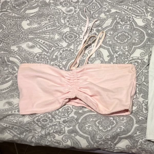 Två toppar för ENDAST 30kr/styck - Hej! Säljer en rosa zara topp och en vit ginatricot topp för endast 30 kr eller 50 kr för båda. Den vita har en liten fläck (vet inte om den går bort) men inget som man tänker på. Den vita toppen är i storlek S och den rosa är en M🩷🫶🏼