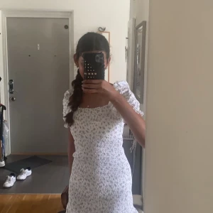 Blommig klänning - Jättesöt klänning med små blommor på ifrån Young Gina😍 Säljs då den inte längre kommer till användning, den är i fint skick och sparsamt använd. Kontakta mig vid frågor!💗