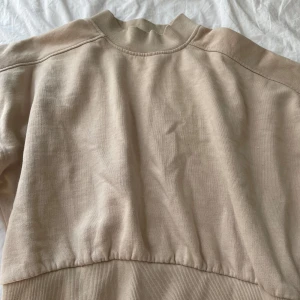 beige tröja  - säljer denna snygga långärmade tröja från hunkemöller 