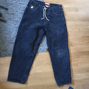 Svarta Butter goods jeans - Baggy butter good jeans. Coola skatejeans med najs passform. De är i bra skick förutom att ett av bälthålen har gått sönder. Det kan nog enkelt fixas. 