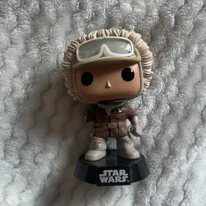 Han Solo bobble head! Har gått sönder på flera ställen tyvärr men mest synligt på högra armen som gått av ☹️ Ingen box finns kvar! 30 kr + frakt, tar bara köp nu 💫