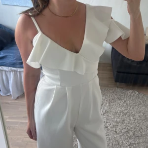 Jumpsuit  - Superfin jumpsuit från miss selfridges! Köpt för något år sedan på zalando för 1000kr, endast använd en gång. Längden passar någon som är ungefär 170 cm🫶🏽pris kan diskuteras vid snabb affär!!