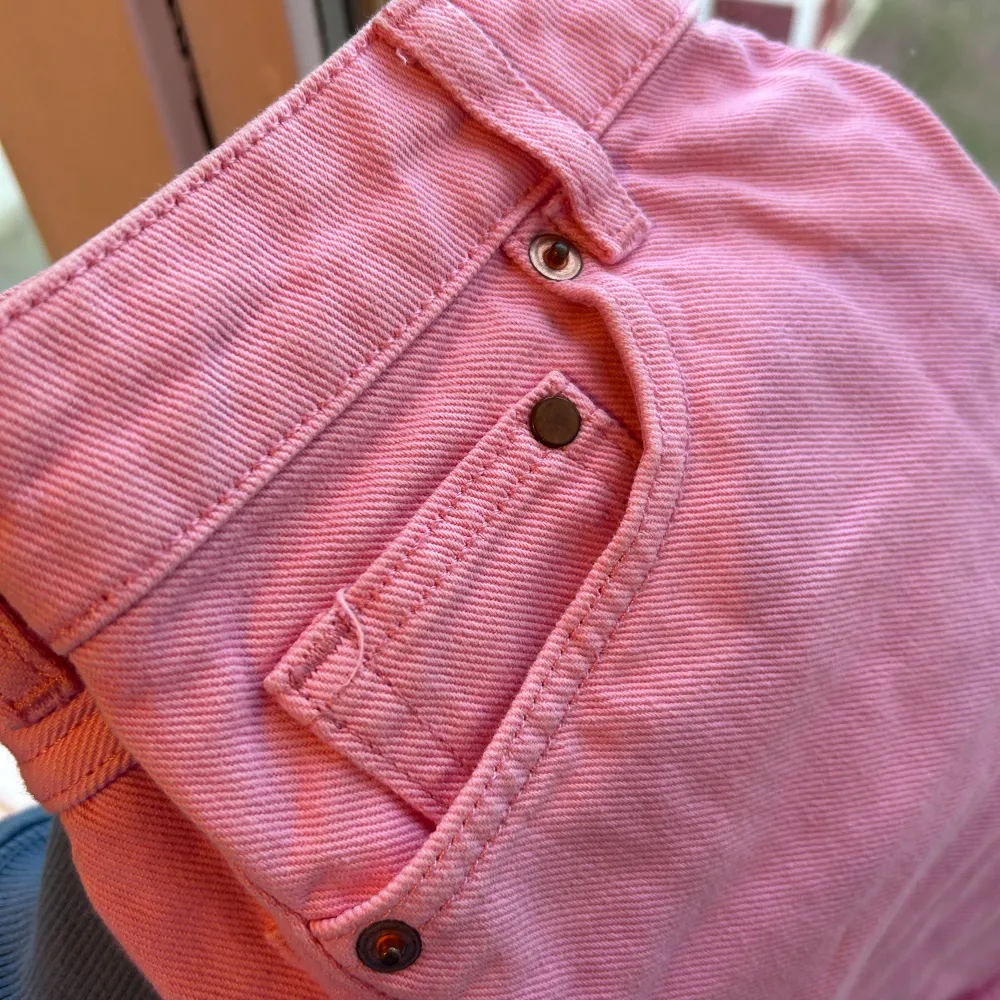 Ett par rosa shorts ifrån H&M i storlek 34🩷 använd gärna ”köp nu”. Shorts.