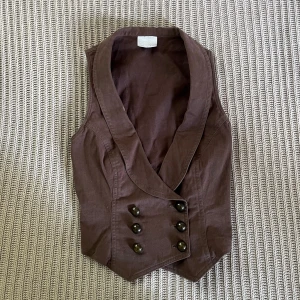Brun väst - Brun justerbar väst i 100% bomull. Gott skick och mycket bra kvalitet! Skriv gärna till mig privat om du har fler frågor eller vill ha ytterligare bilder!<3