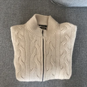 Massimo Dutti - Riktigt fet stickad tjocktröja! 72% Ull. 18% Polyamide. 10% Yack. Riktigt bra kvalite och är jättevarm. Också ett väldigt sällsynt plagg!!!!