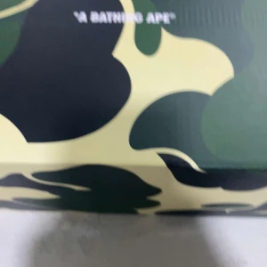 Hej! Säljer bape skor och paketet ingår. Storlek 40 fast passar 39. Helt nya oanvända. Hör av er vid frågor  - priset kan diskuteras inget mindre än 850