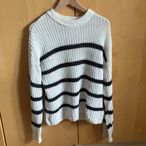 Stickad tröja - Jättefin blåvit stickad tröja, stor i storleken så skulle passa på en M och kanske L