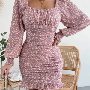 Rosa klänning  - (Lånad bild)  - Väldigt fint skick (använd fåtal gånger)  - stl S, bra kvalitet - ordinarie pris, 189kr 💕