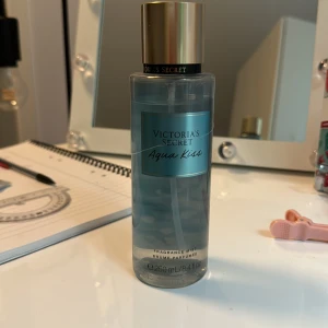 Vicktoria secret body mist 🔥🔥🔥 - Säljer min vicktoria secret body mist agua kiss eftersom att den inte kommer till andvändning och har rätt så många. Skriv om det är något ni undrar. Köpte i affär när jag var i usa 💕💕🔥🔥🔥Kan tänka mig att gå ner lite i pris beror på men köpte för 230