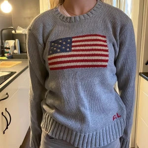Ralph lauren tröja  - Hej! Jag säljer denna jättefina tröja då den inte kommer till användning längre! Den är använd ungefär 3 gånger bara så den är i väldigt bra skick!💓