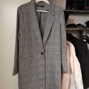 Kappa - Säljer min rutiga kappa från gina i storlek M