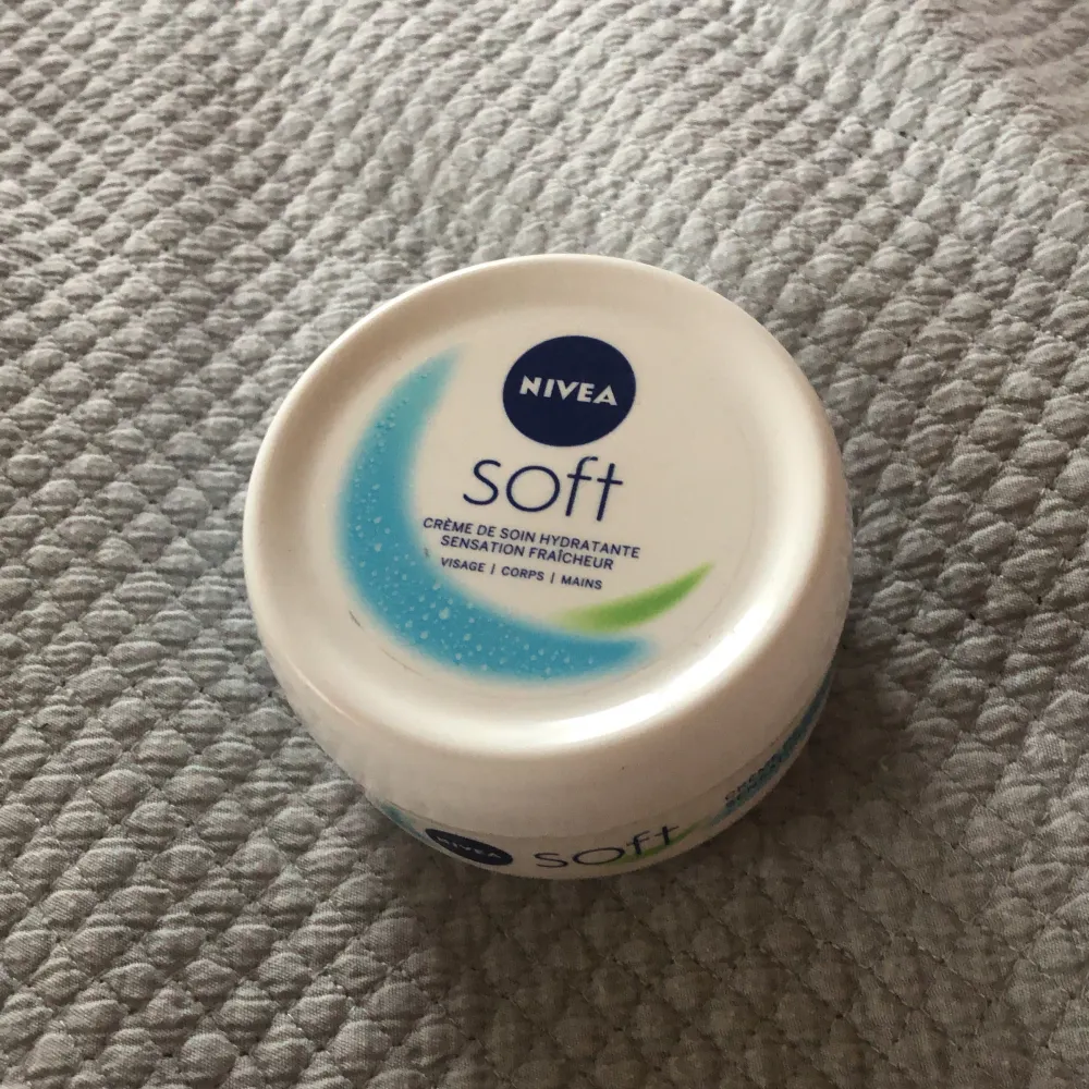 Här är en jätte skön och bra nivea soft cream för ansiktet finns väldigt mycket produkt kvar i den använd några gånger kontakta för mer frågor o information😍. Skönhet.