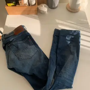 Väldigt fräscha replay jeans i strl 31. Köptes på Åhlens för 1700kr. Använd fåtal gånger, skick 9,5/10. ( pris går alltid att diskutera) 