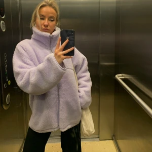 Jacka från Arket - En lila jacka i fleece från Arket. Nästan aldrig använd. 