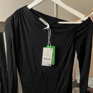 Svart tröja  - Långärmad tröja som är helt oanvänd med prislapp kvar.